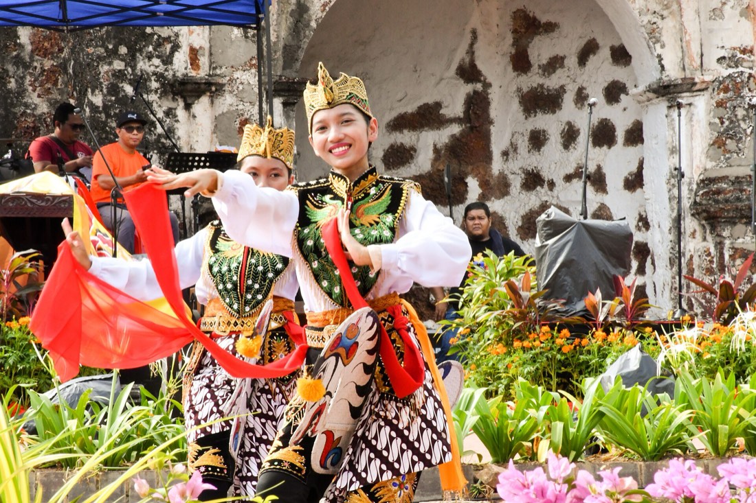 Danseurs en costumes traditionnels malaisiens