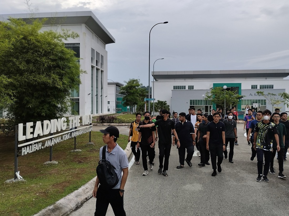 Nouveaux étudiants en visite du campus de l'IIUM