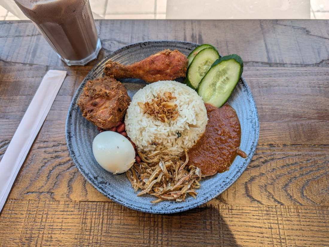 Assiette de nasi lemak