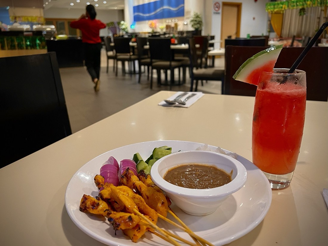 Brochettes de satay avec sauce cacahuète et jus de pastèque